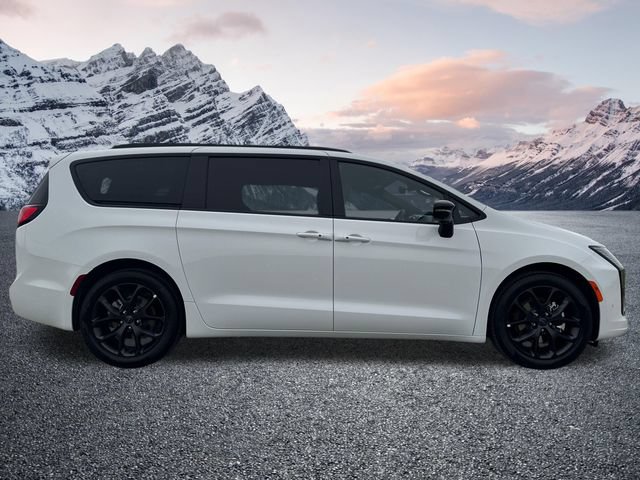 New 2027 Chrysler Pacifica Limited w/ S Appearance Package FWD image 4