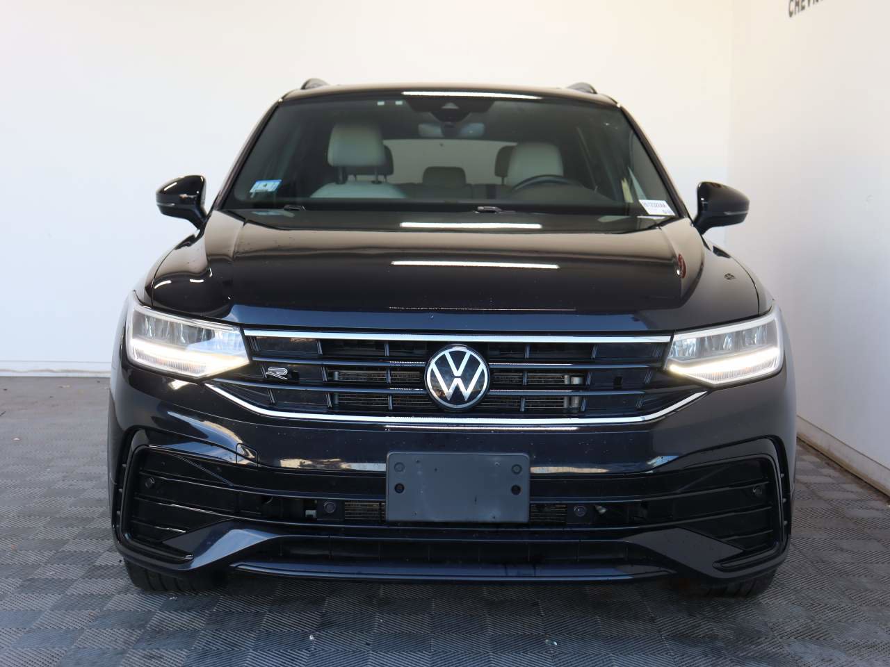 Used 2023 Volkswagen Tiguan SE R-Line image 2