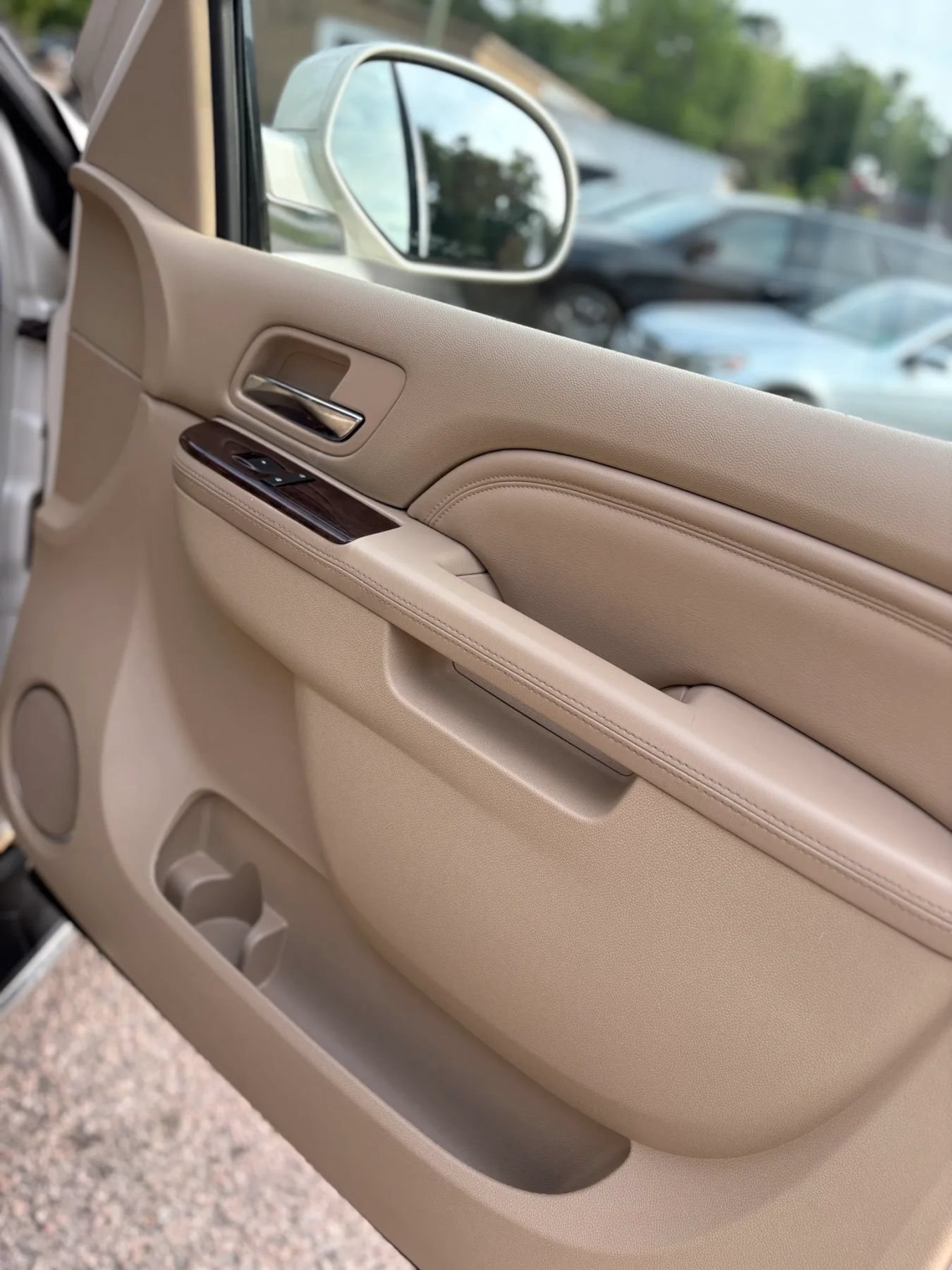 Used 2011 Cadillac Escalade Premium AWD/4WD image 32