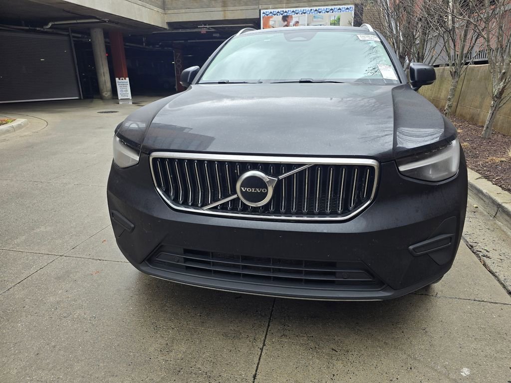 Used 2025 Volvo XC40 B5 Core image 2