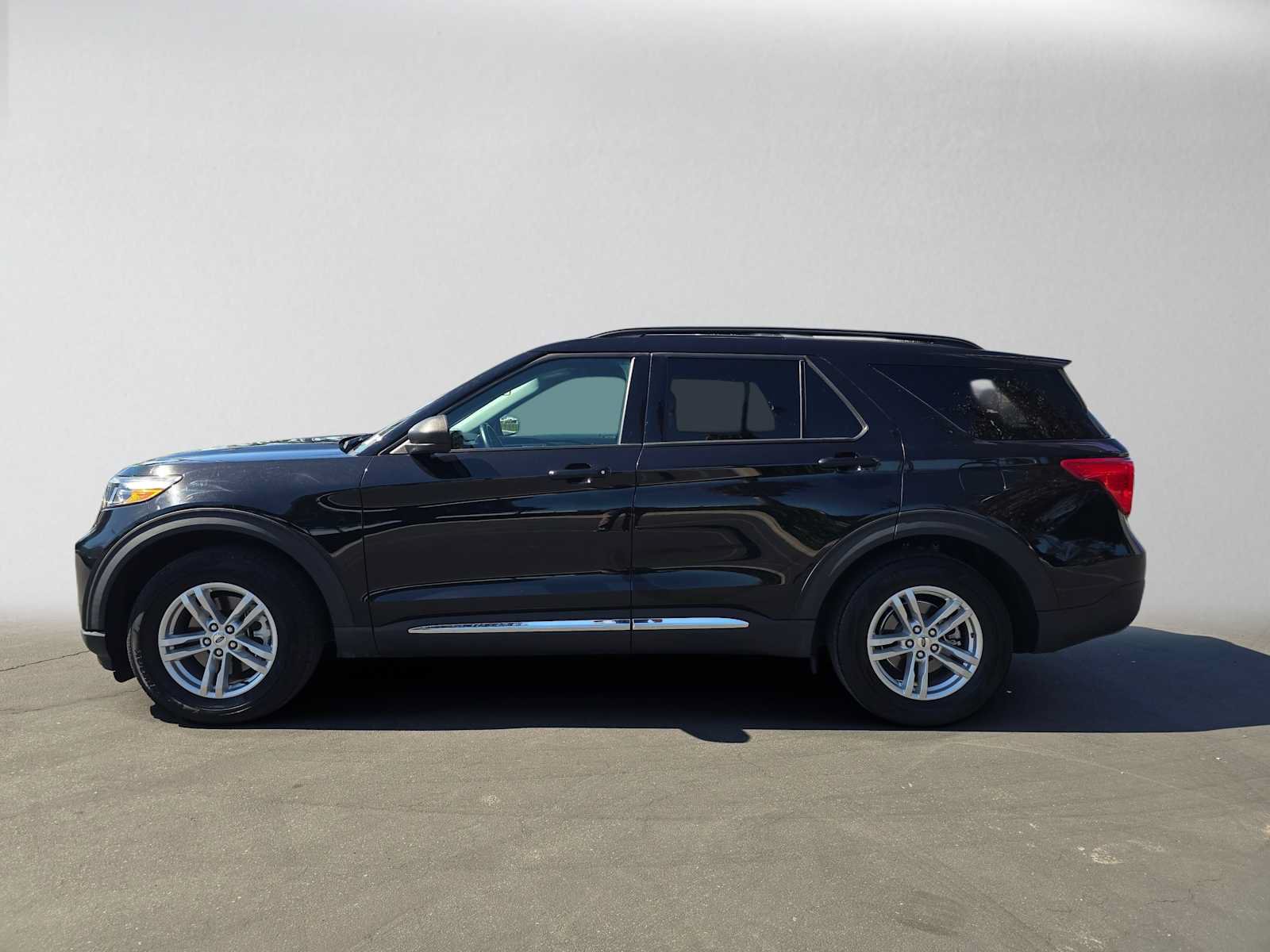 Used 2023 Ford Explorer XLT RWD image 6