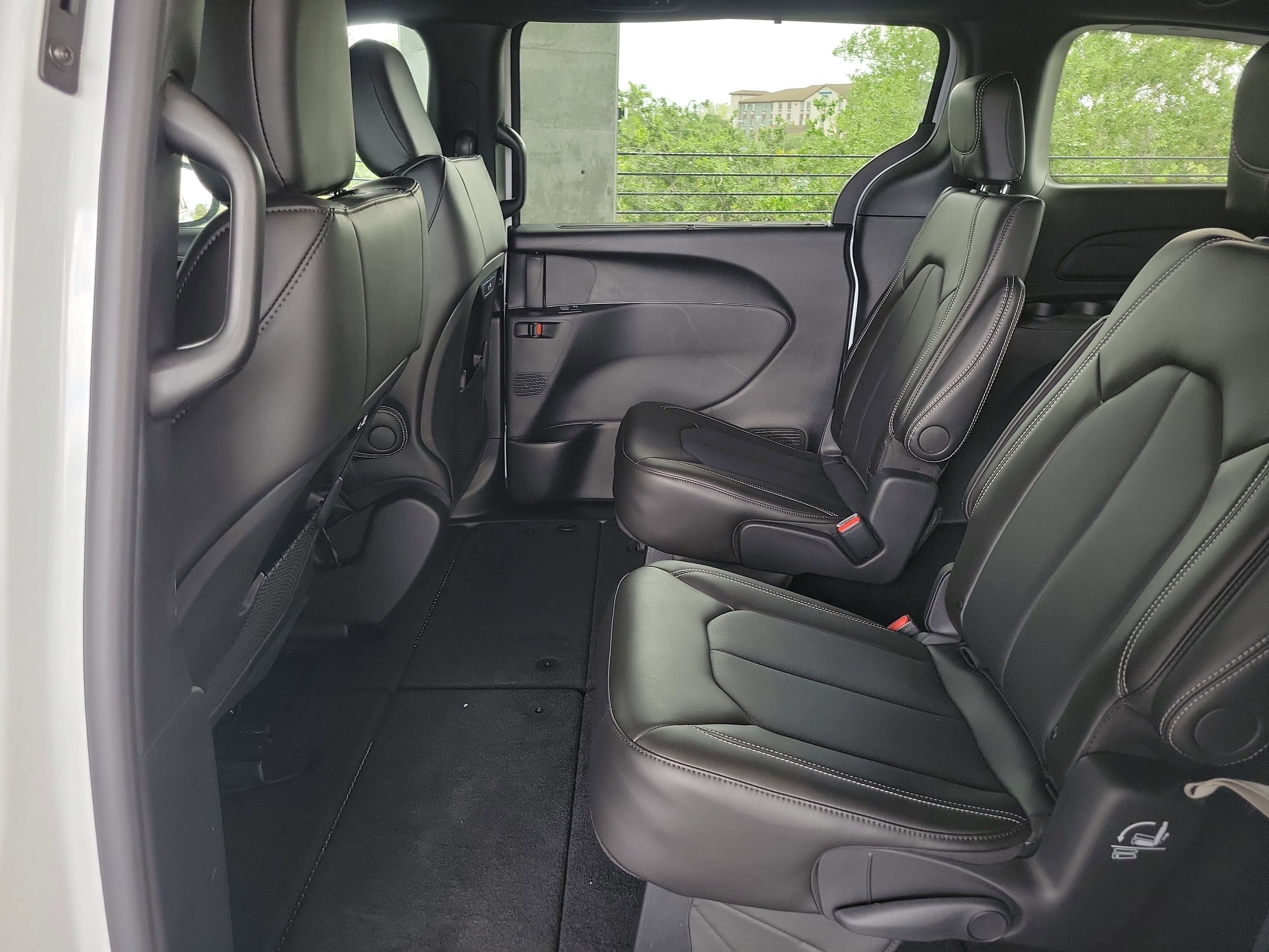 New 2026 Chrysler Pacifica Select FWD image 9