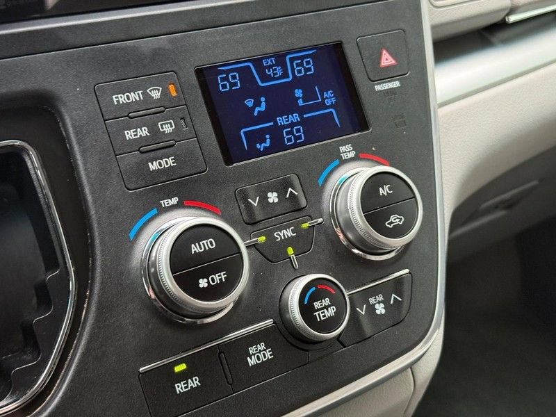 Used 2017 Toyota Sienna LE AWD/4WD image 29