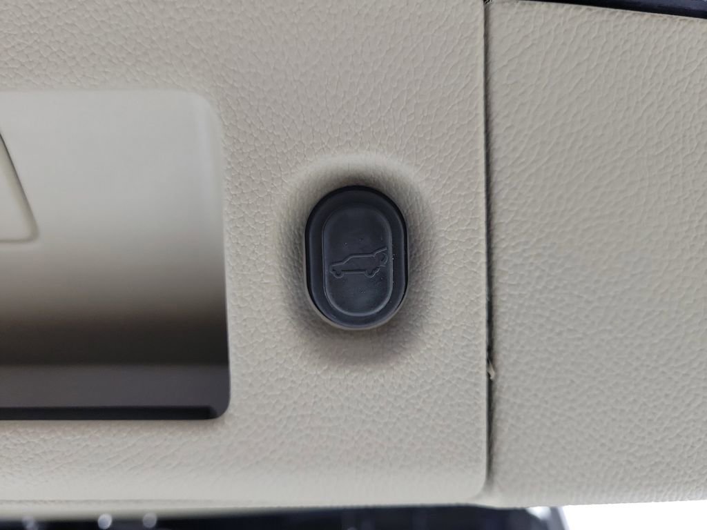 Used 2020 Cadillac Escalade Luxury w/ LPO, Radiant Package image 8