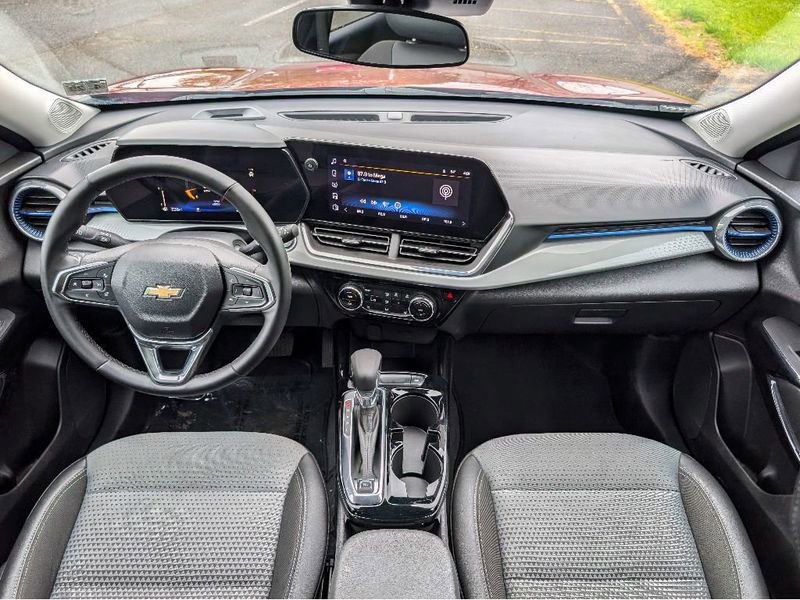 Used 2025 Chevrolet Trax LT w/ LT Convenience Package FWD image 6