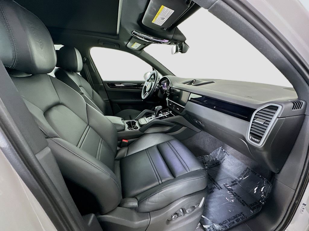 Certified 2023 Porsche Cayenne Platinum Edition image 29