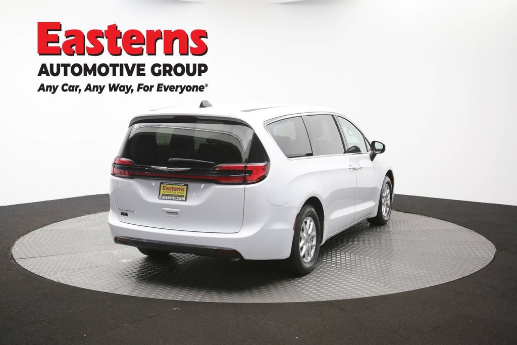 Used 2023 Chrysler Pacifica Touring-L FWD image 41