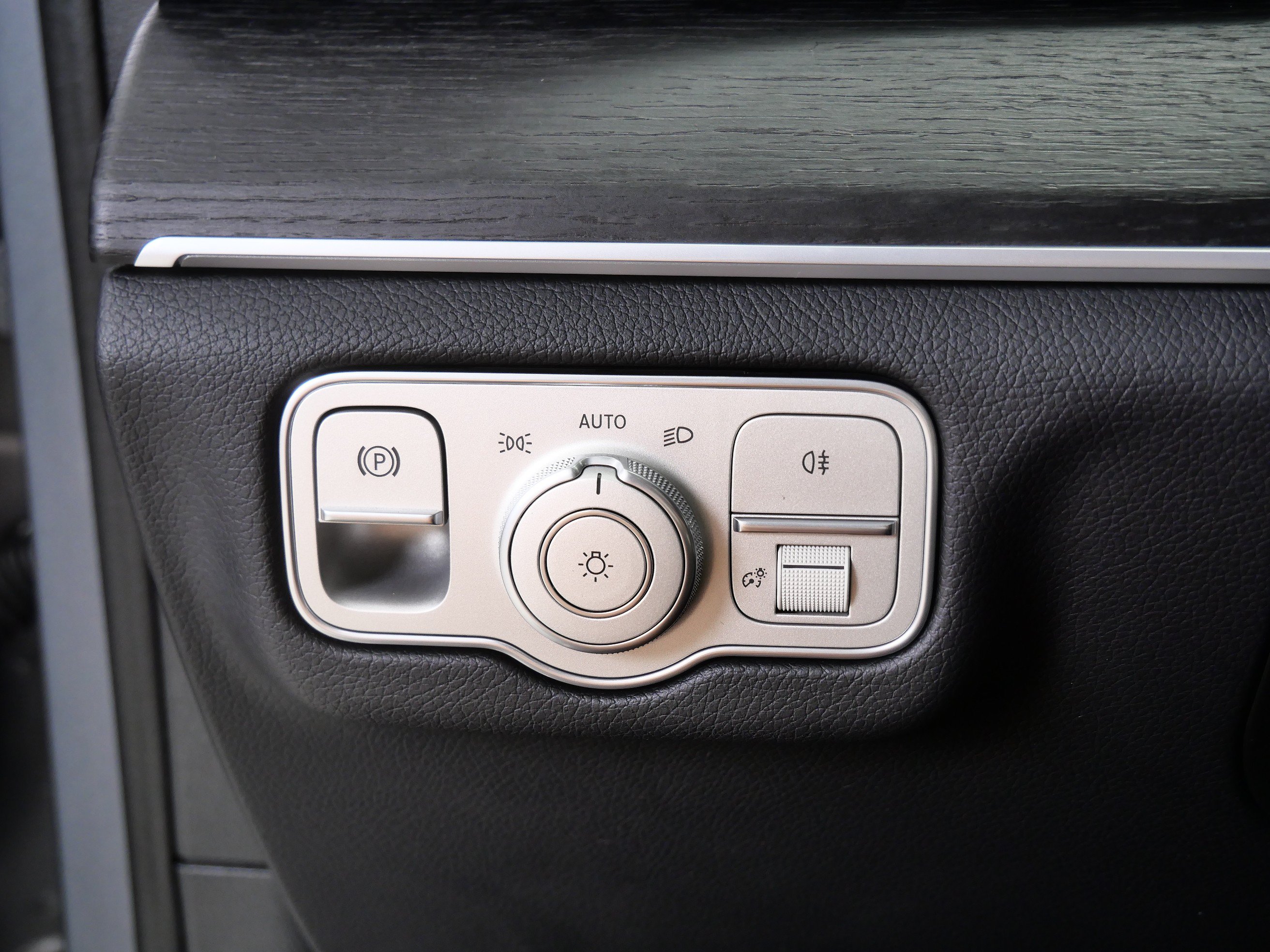 Certified 2025 Mercedes-Benz GLE 450e 4MATIC w/ Driver Assistance Package image 25