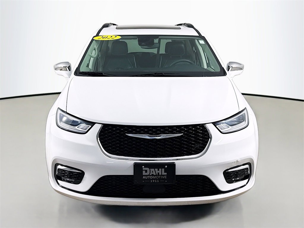 Used 2022 Chrysler Pacifica Limited w/ Uconnect Theater Family Group image 2