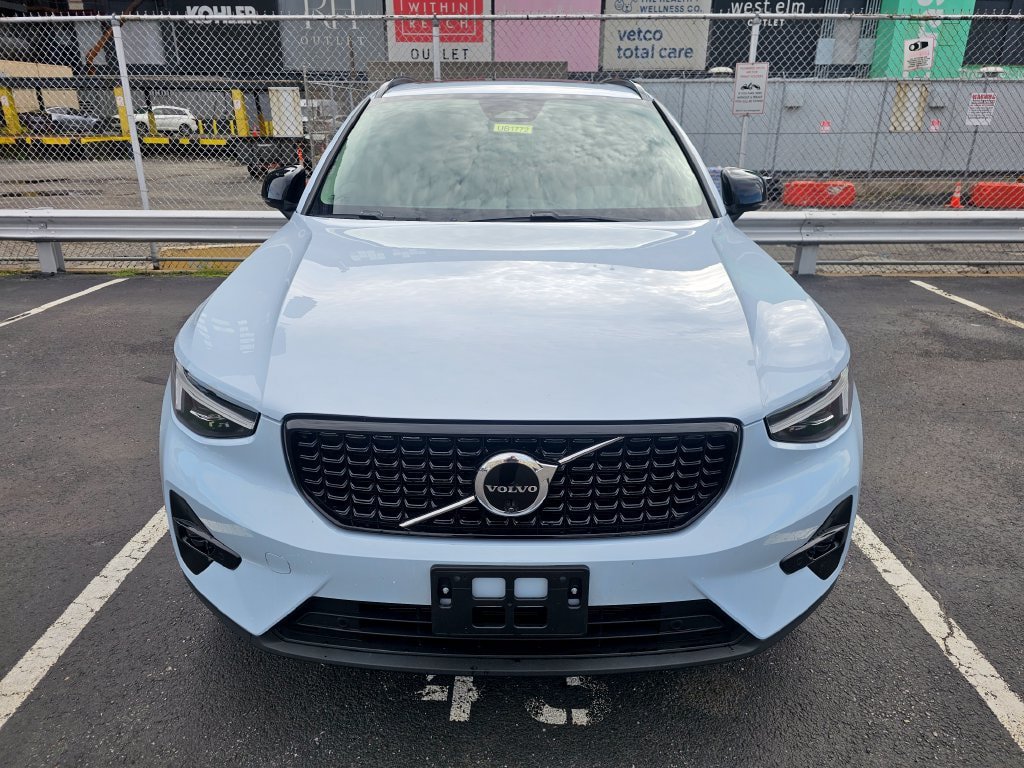 Certified 2025 Volvo XC40 B5 Ultra AWD/4WD image 29