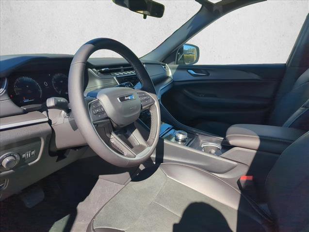 New 2025 Jeep Grand Cherokee Altitude image 3