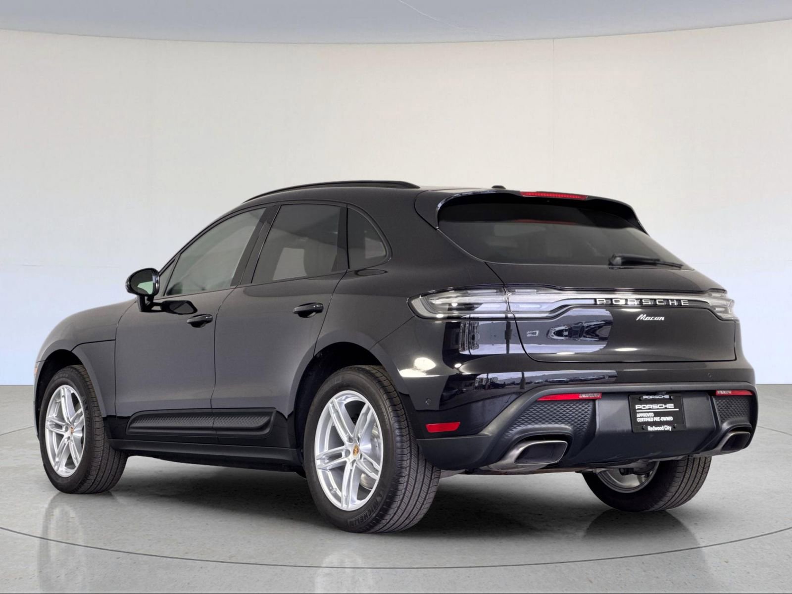 Certified 2023 Porsche Macan image 3