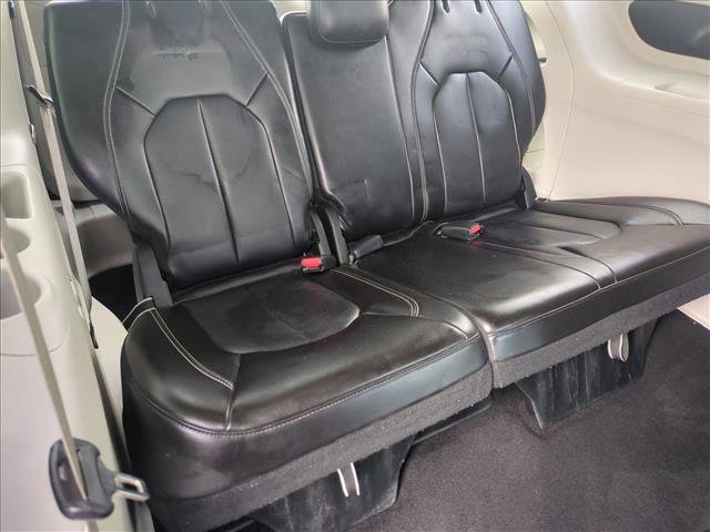 Used 2023 Chrysler Pacifica Touring-L image 18