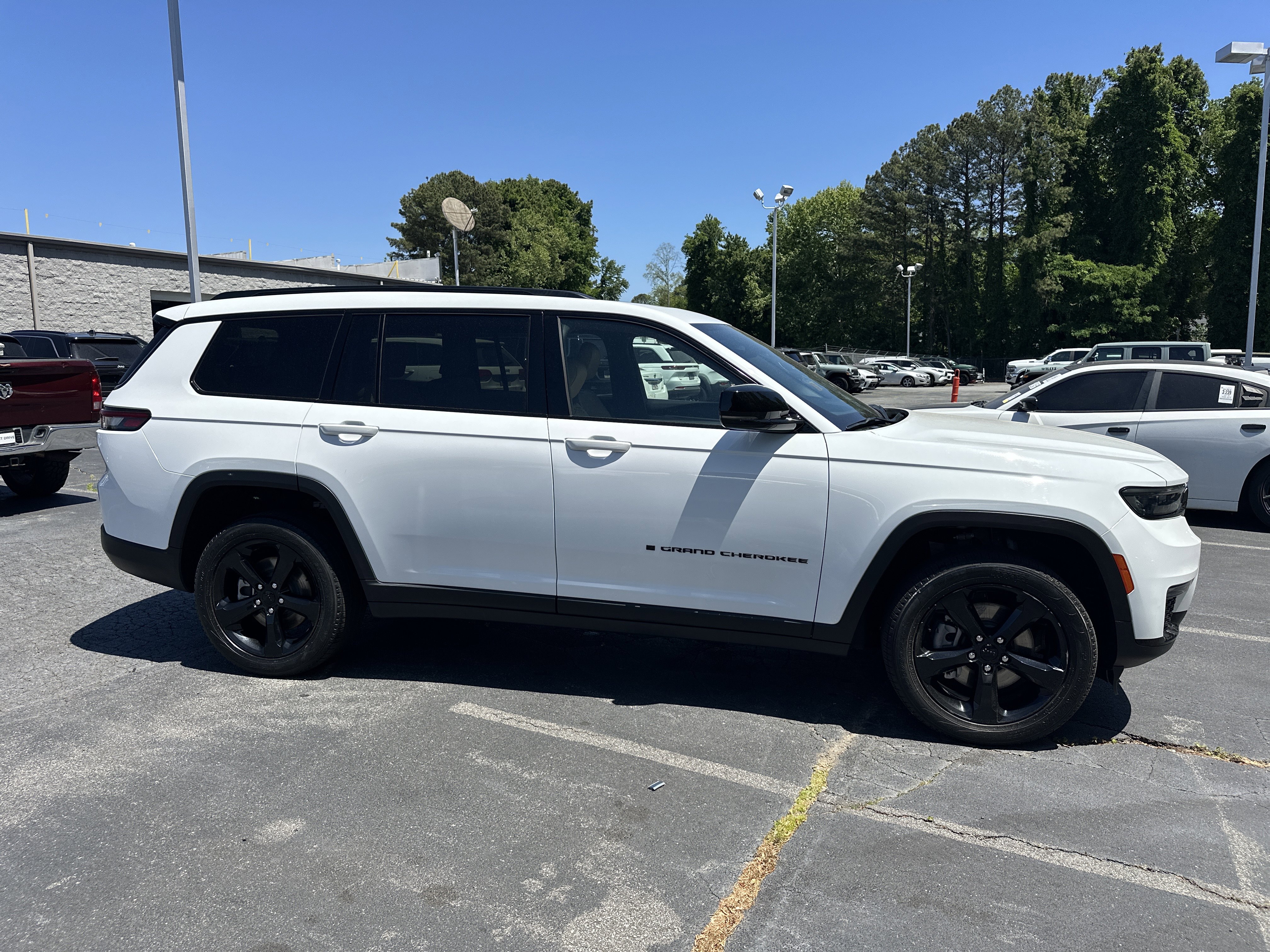 Used 2023 Jeep Grand Cherokee L Limited w/ Black Appearance Package AWD/4WD image 10