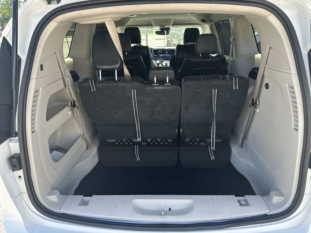 Used 2023 Chrysler Pacifica Touring-L FWD image 18