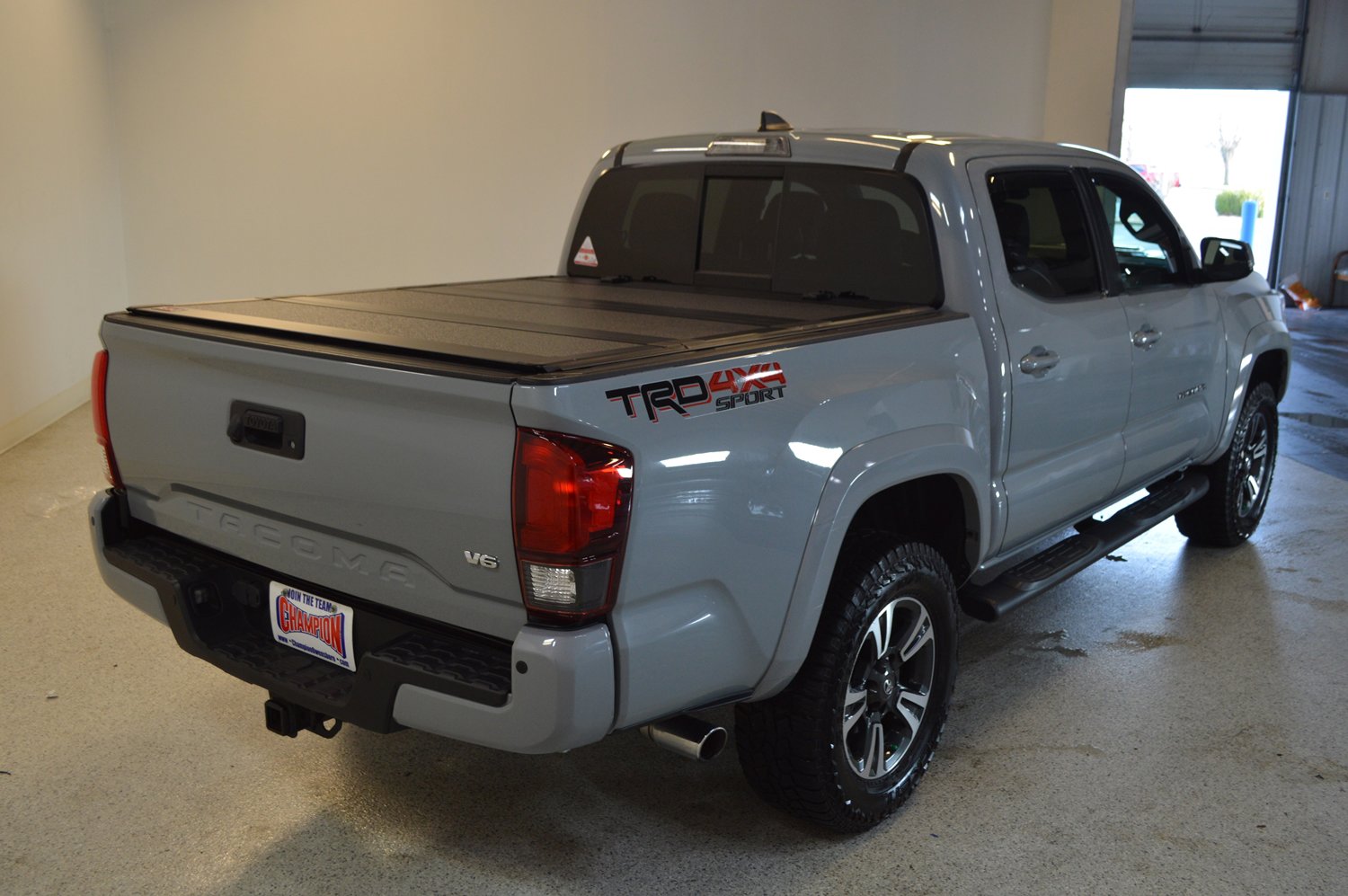 Used 2019 Toyota Tacoma TRD Sport image 3