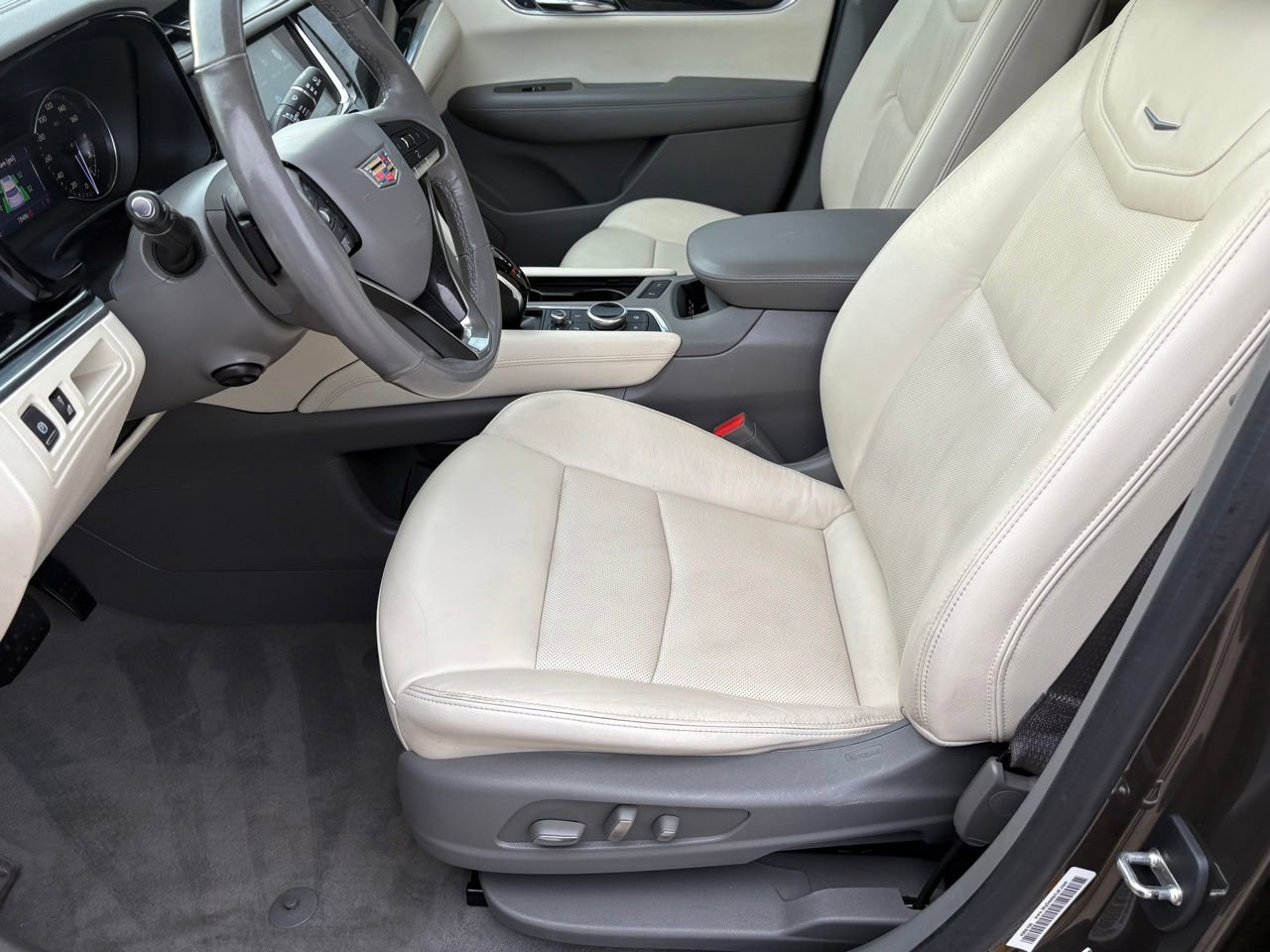 Used 2020 Cadillac XT6 Premium Luxury FWD image 30