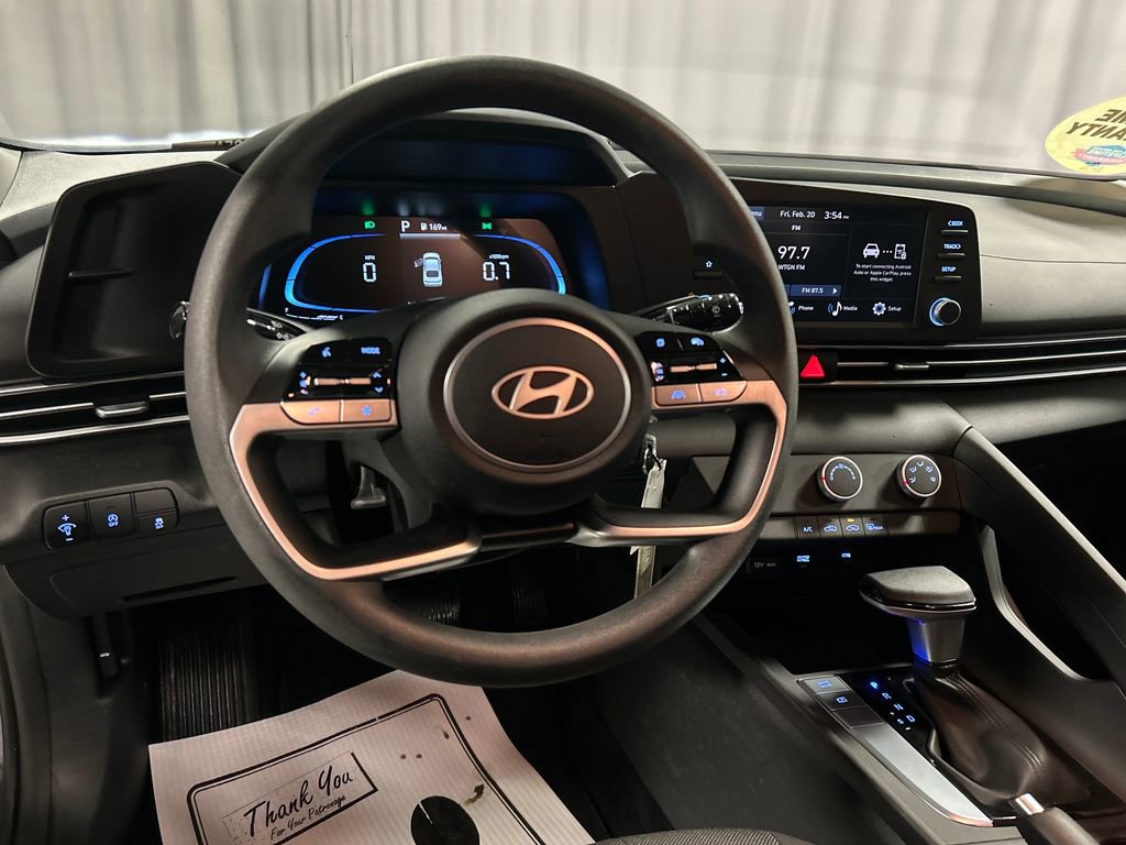 Used 2025 Hyundai Elantra SE image 13