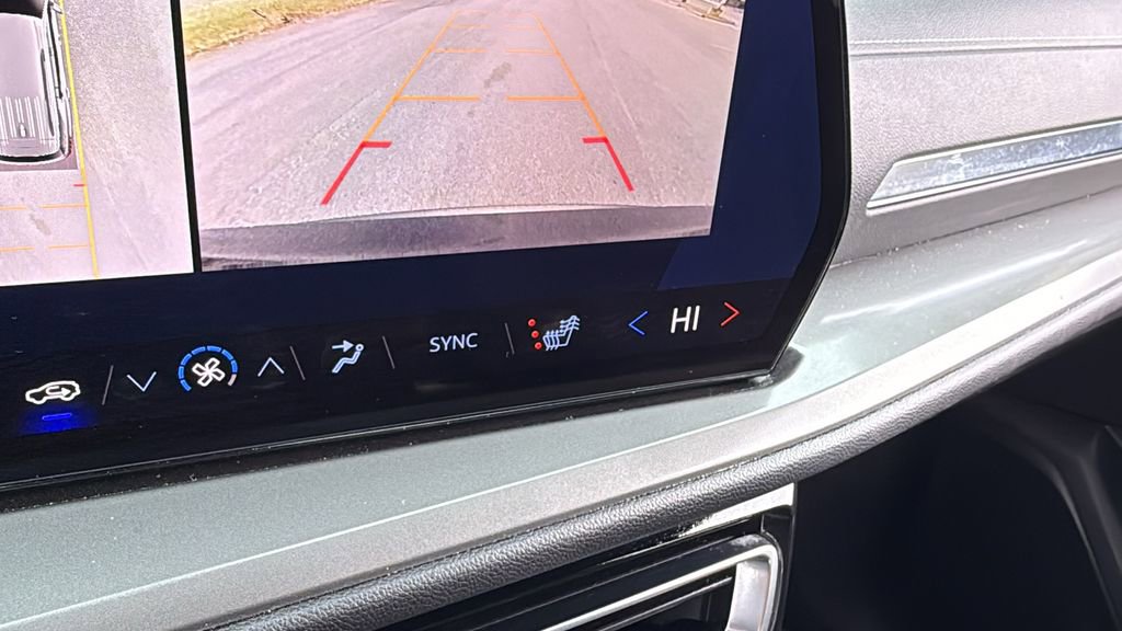 Used 2024 Chevrolet Traverse LT image 25