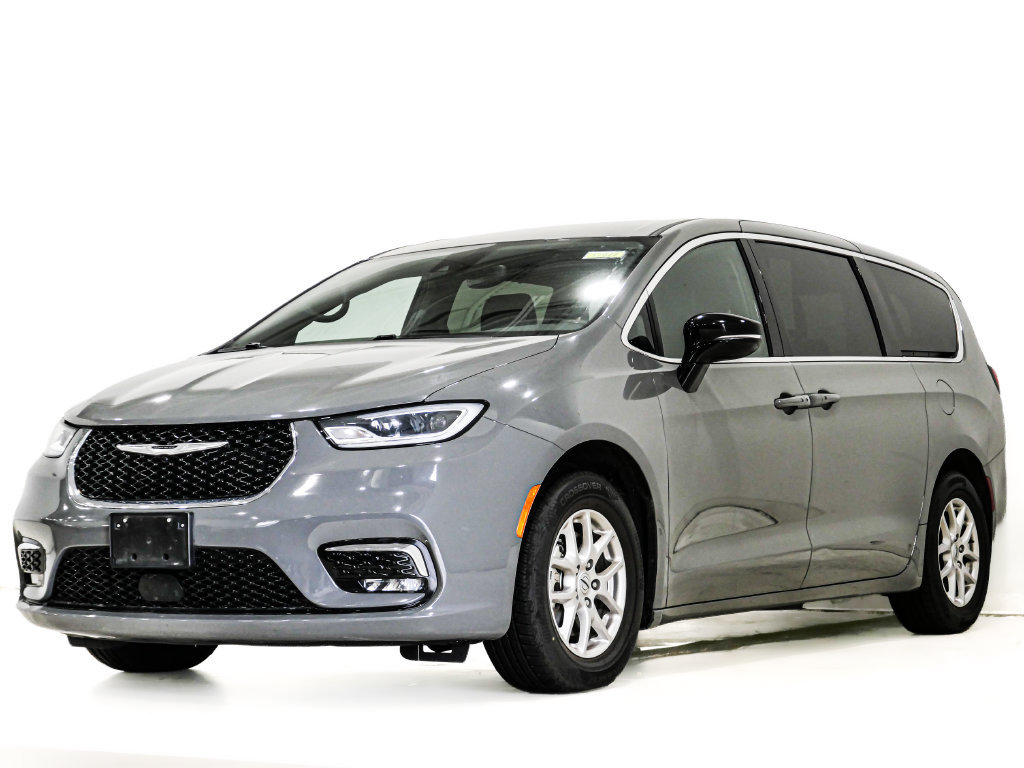 Used 2025 Chrysler Pacifica Select FWD image 3