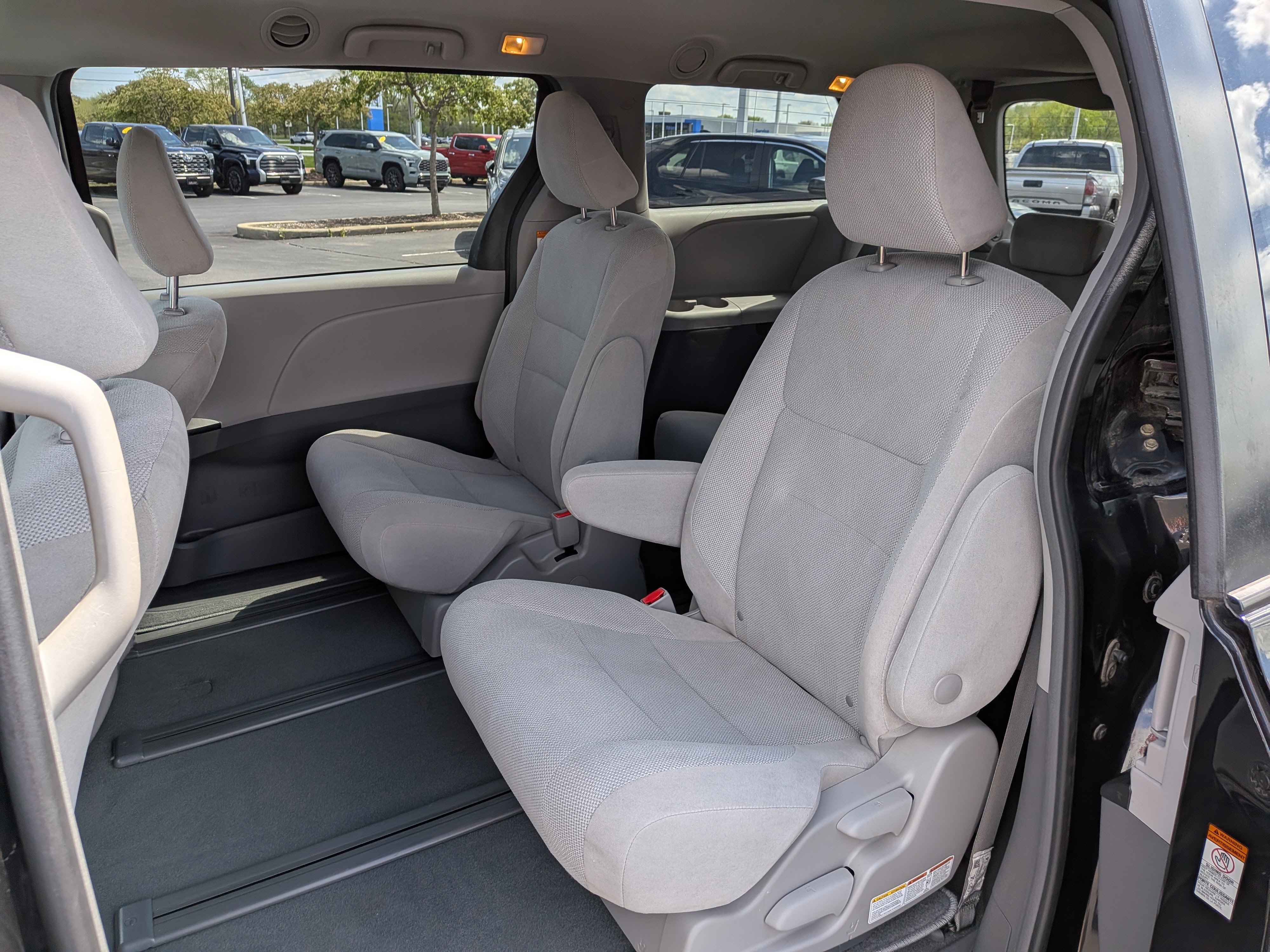 Used 2019 Toyota Sienna L w/ Carpet Mat Package FWD image 17