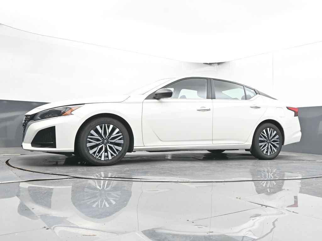 Used 2025 Nissan Altima 2.5 SV FWD image 48