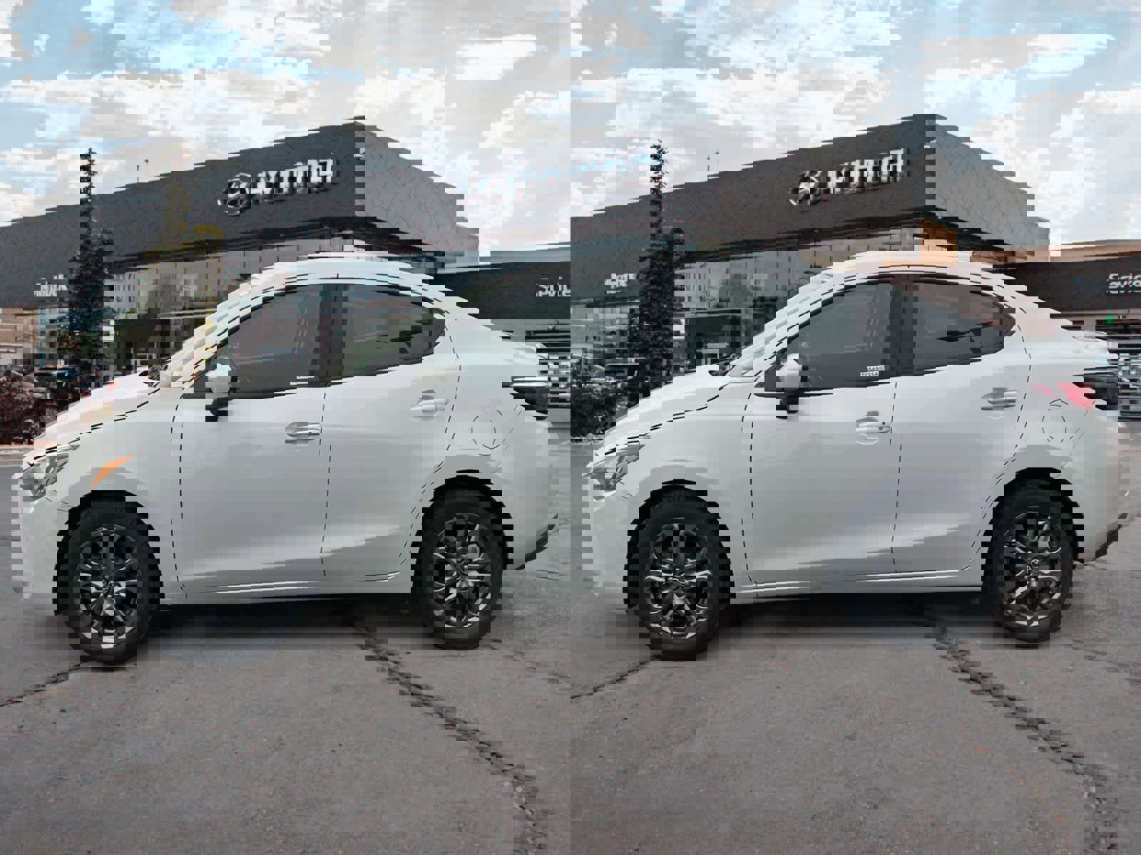 Used 2019 Toyota Yaris LE image 2