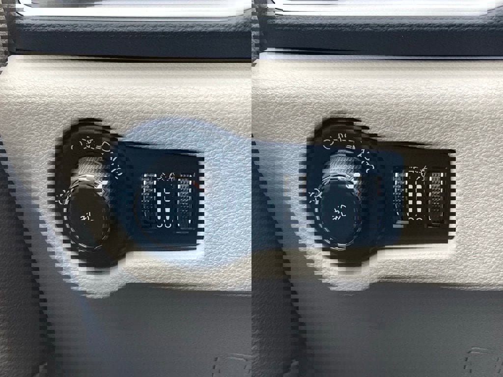 Used 2023 Chrysler Pacifica Touring-L image 14