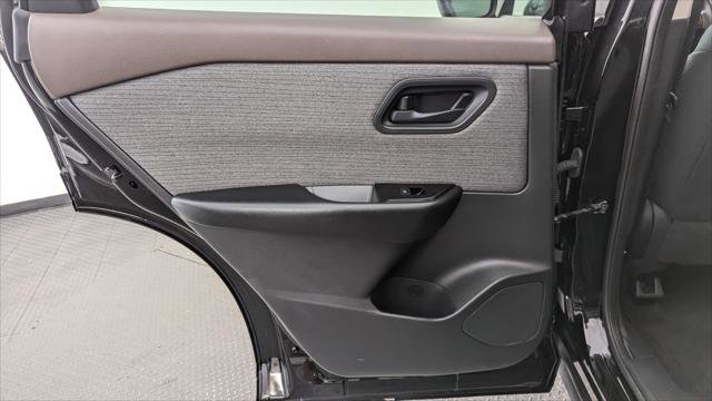 Used 2023 Nissan Rogue S image 14