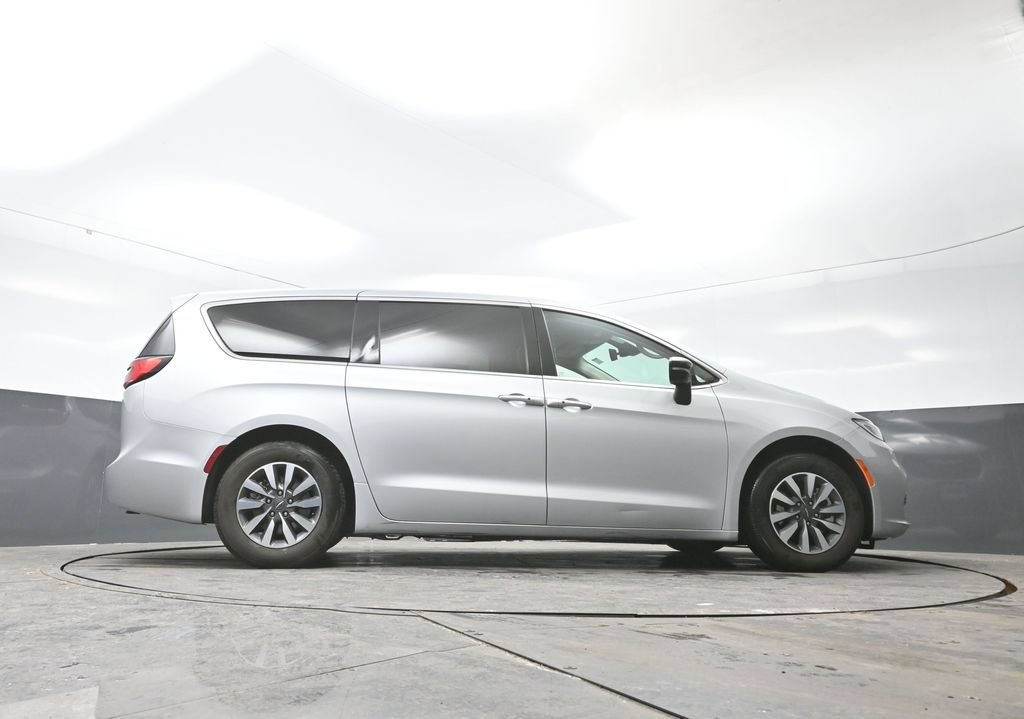 Used 2024 Chrysler Pacifica Limited FWD image 49