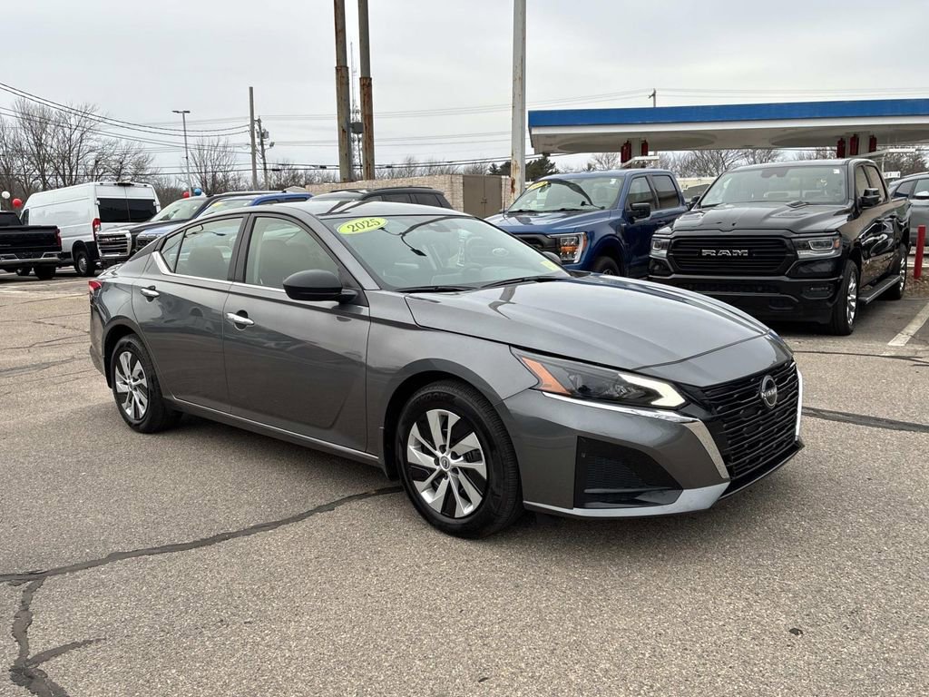 Used 2025 Nissan Altima 2.5 S image 3