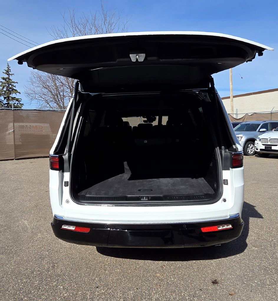 Used 2025 Jeep Wagoneer L Series II w/ 8-pass Seating Package image 7