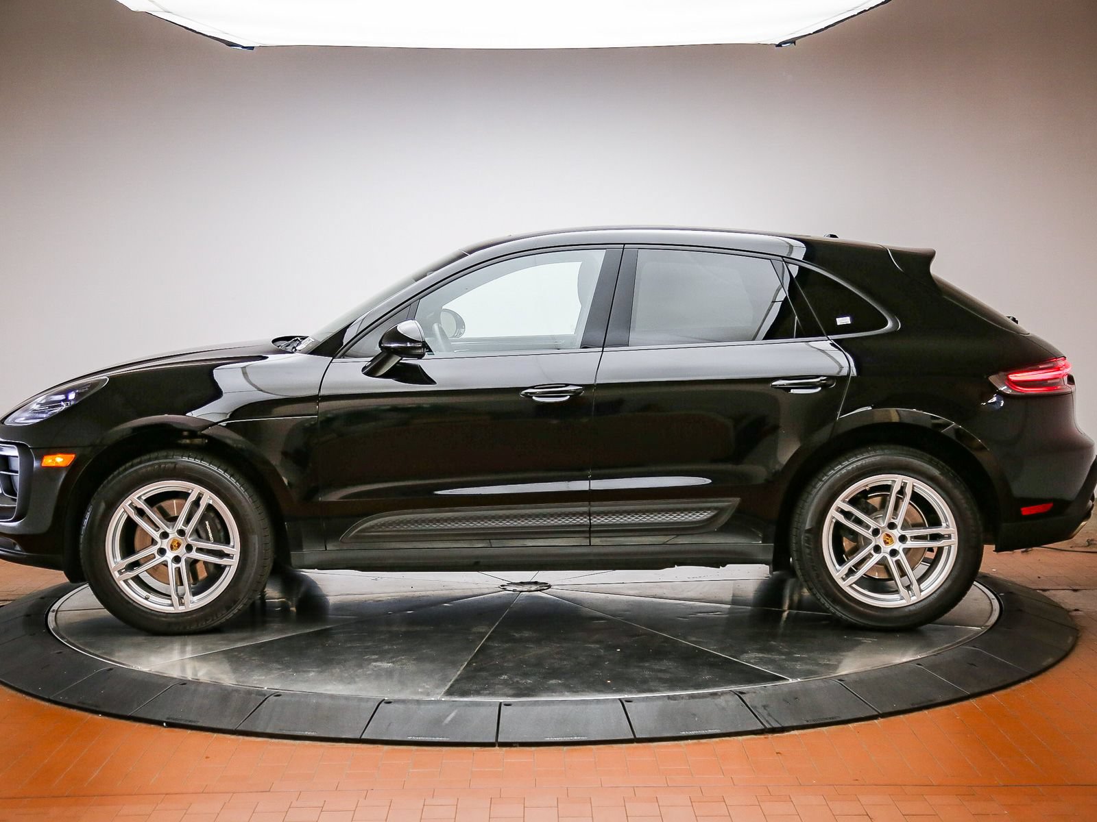 Certified 2025 Porsche Macan AWD/4WD image 2
