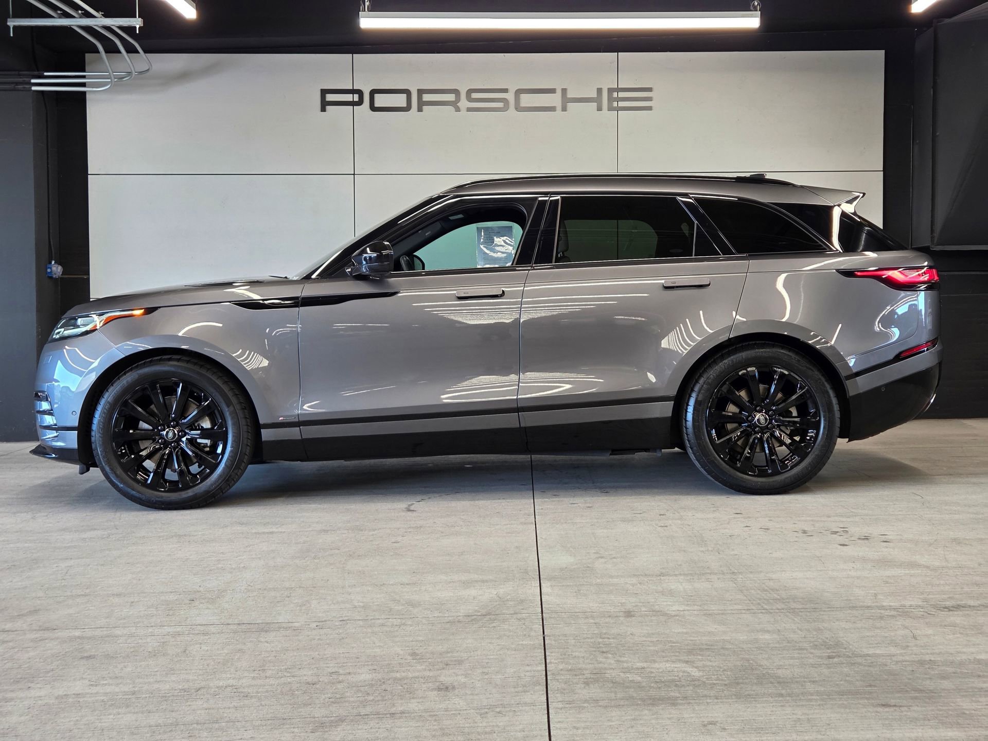 Used 2019 Land Rover Range Rover Velar R-Dynamic SE image 2