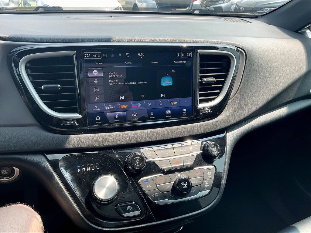 Used 2025 Chrysler Pacifica Select FWD image 15
