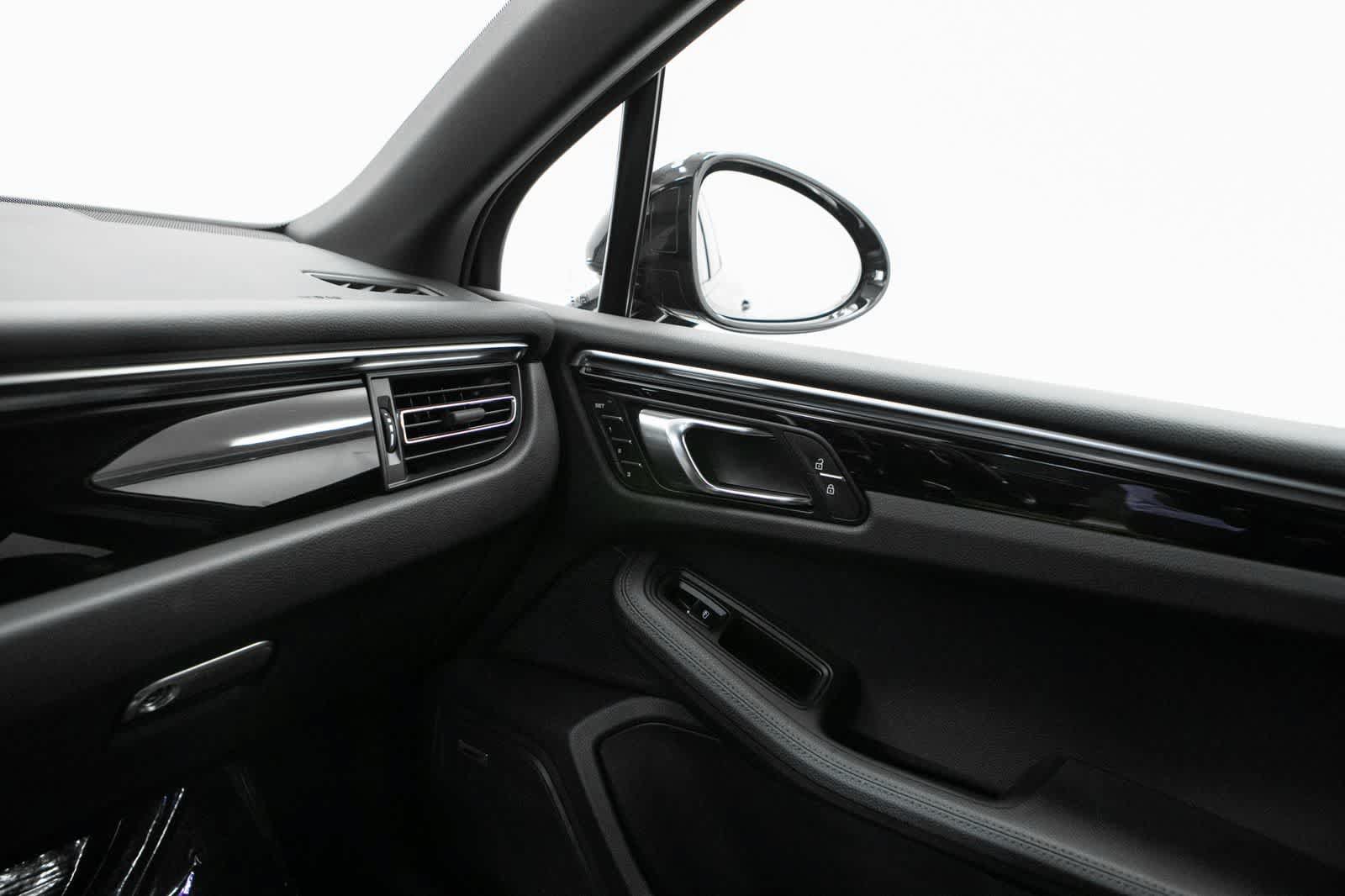 Used 2024 Porsche Macan S AWD/4WD image 30