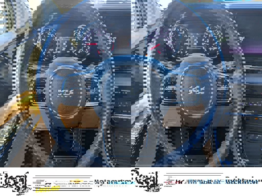 Used 2023 Kia Carnival EX image 12