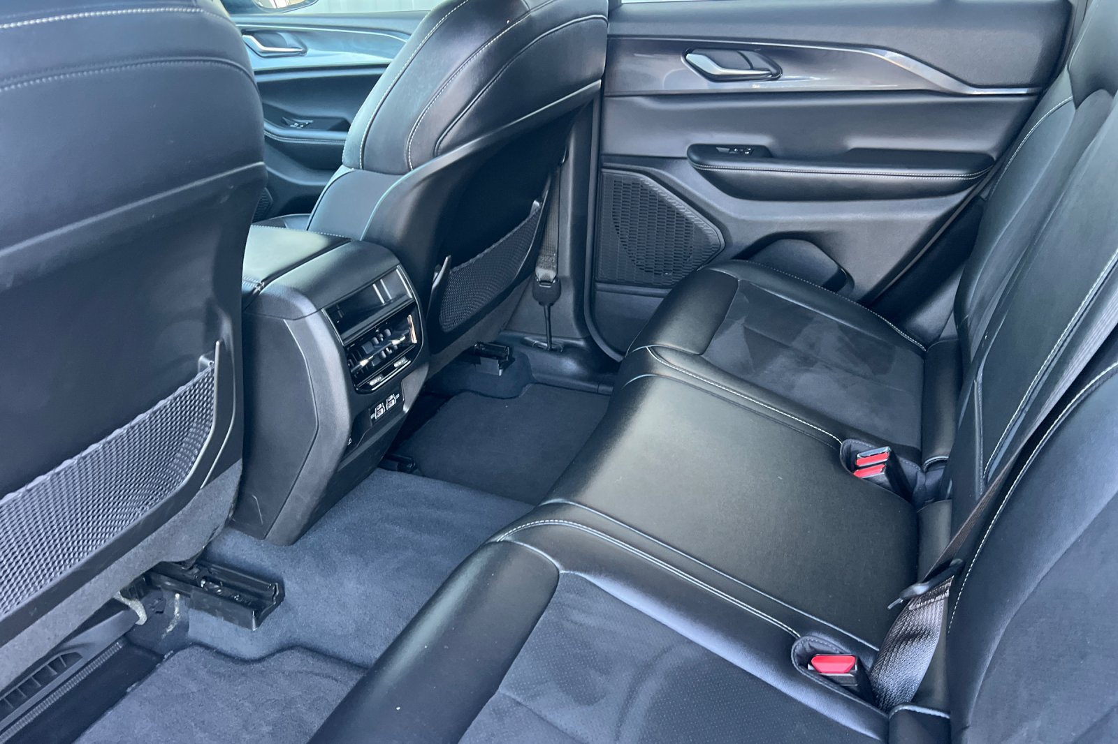 Used 2023 Jeep Grand Cherokee Altitude AWD/4WD image 15