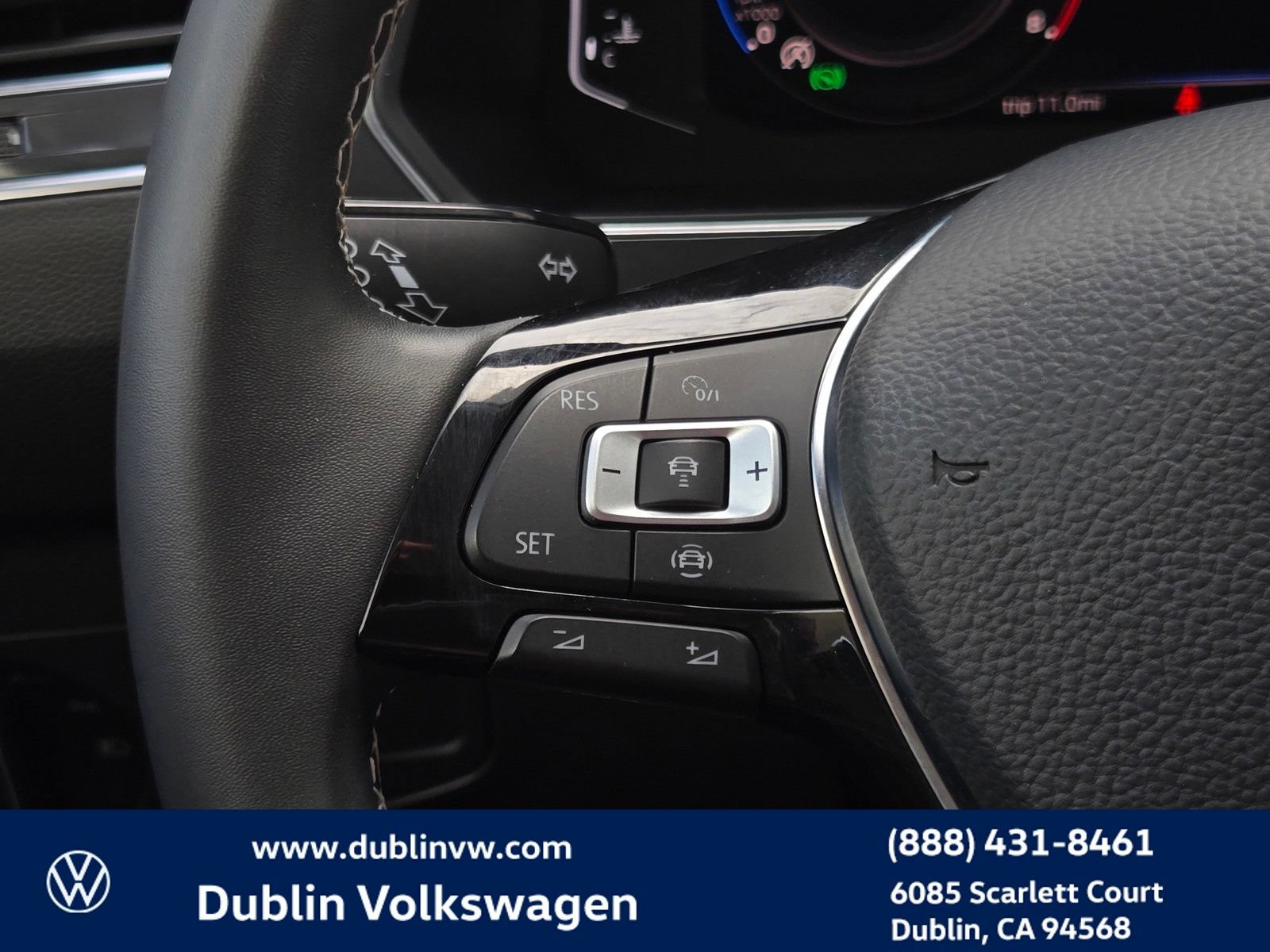 Used 2021 Volkswagen Tiguan SEL AWD/4WD image 23
