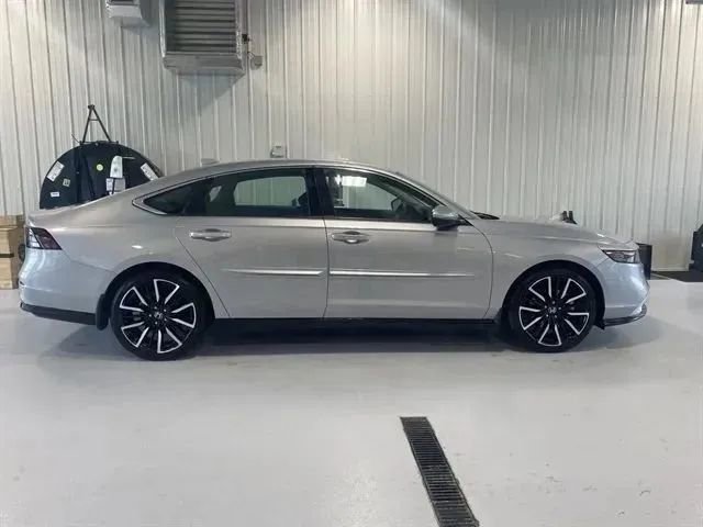 Used 2023 Honda Accord Touring image 2