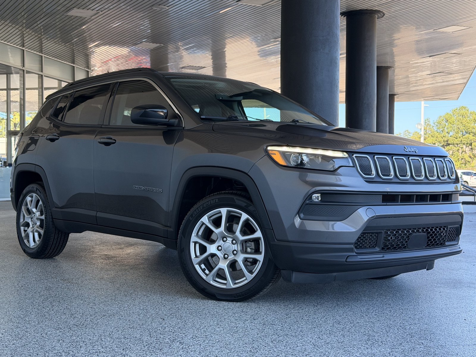 Used 2022 Jeep Compass Latitude w/ Sun and Sound Group AWD/4WD image 2