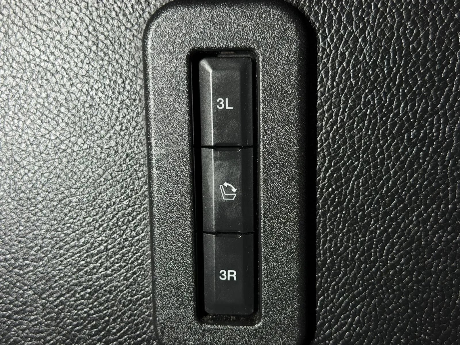 Used 2017 Lincoln Navigator L Select RWD image 15
