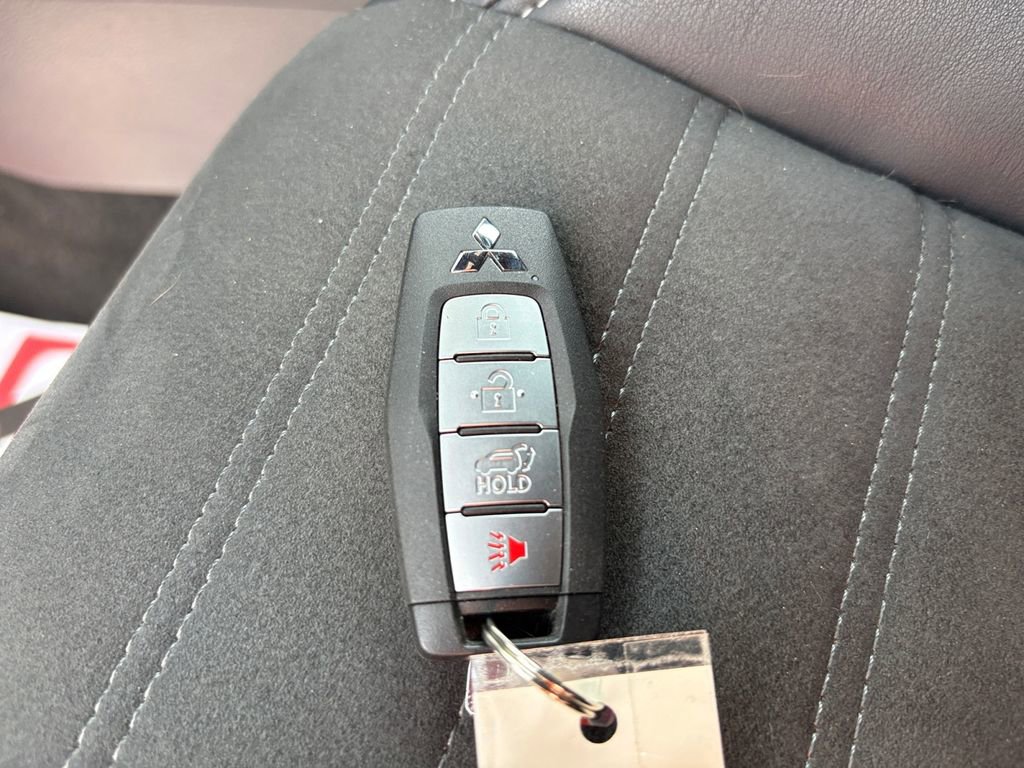 Used 2023 Mitsubishi Outlander SE image 31