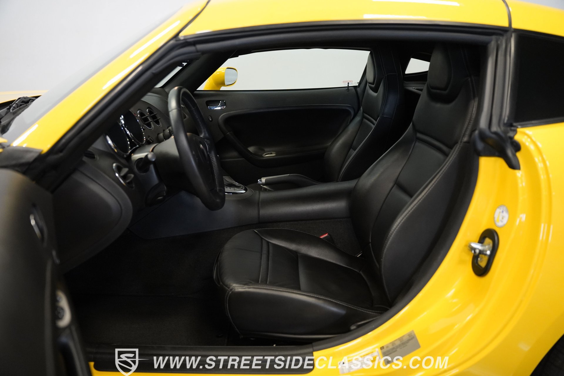 Used 2009 Pontiac Solstice Coupe w/ Premium Package image 3