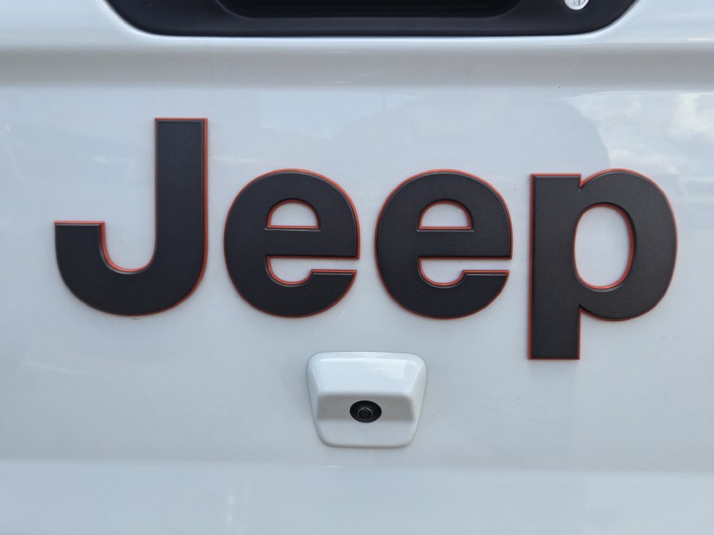 Used 2025 Jeep Gladiator Mojave w/ Convenience Group AWD/4WD image 14