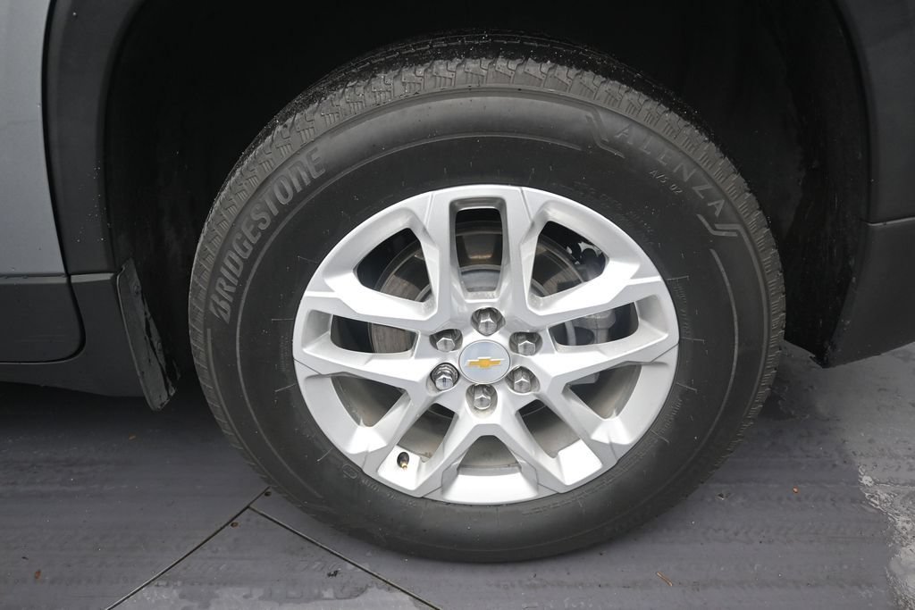 Used 2023 Chevrolet Traverse LS FWD image 9