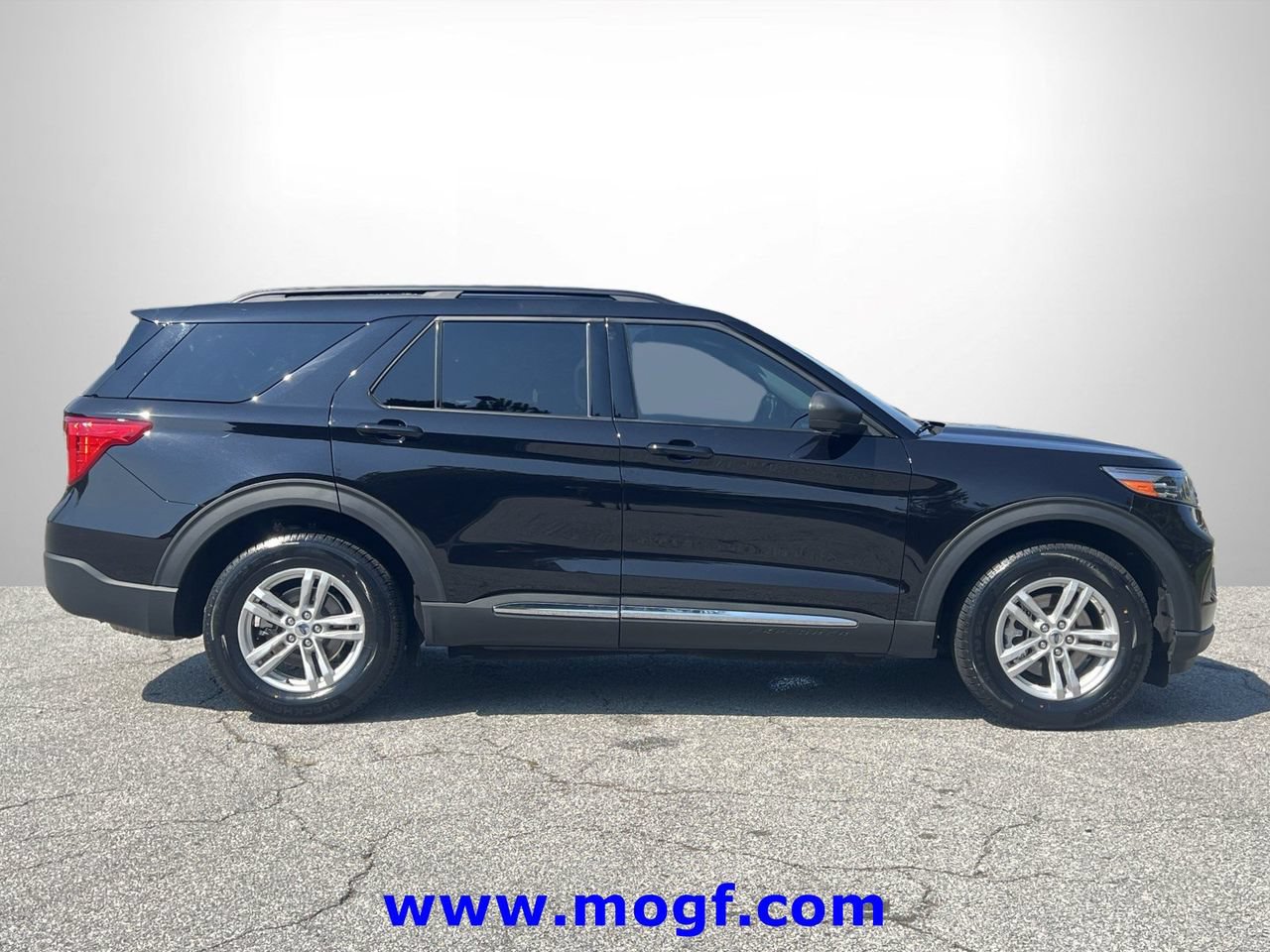 Used 2022 Ford Explorer XLT w/ Equipment Group 202A AWD/4WD image 28