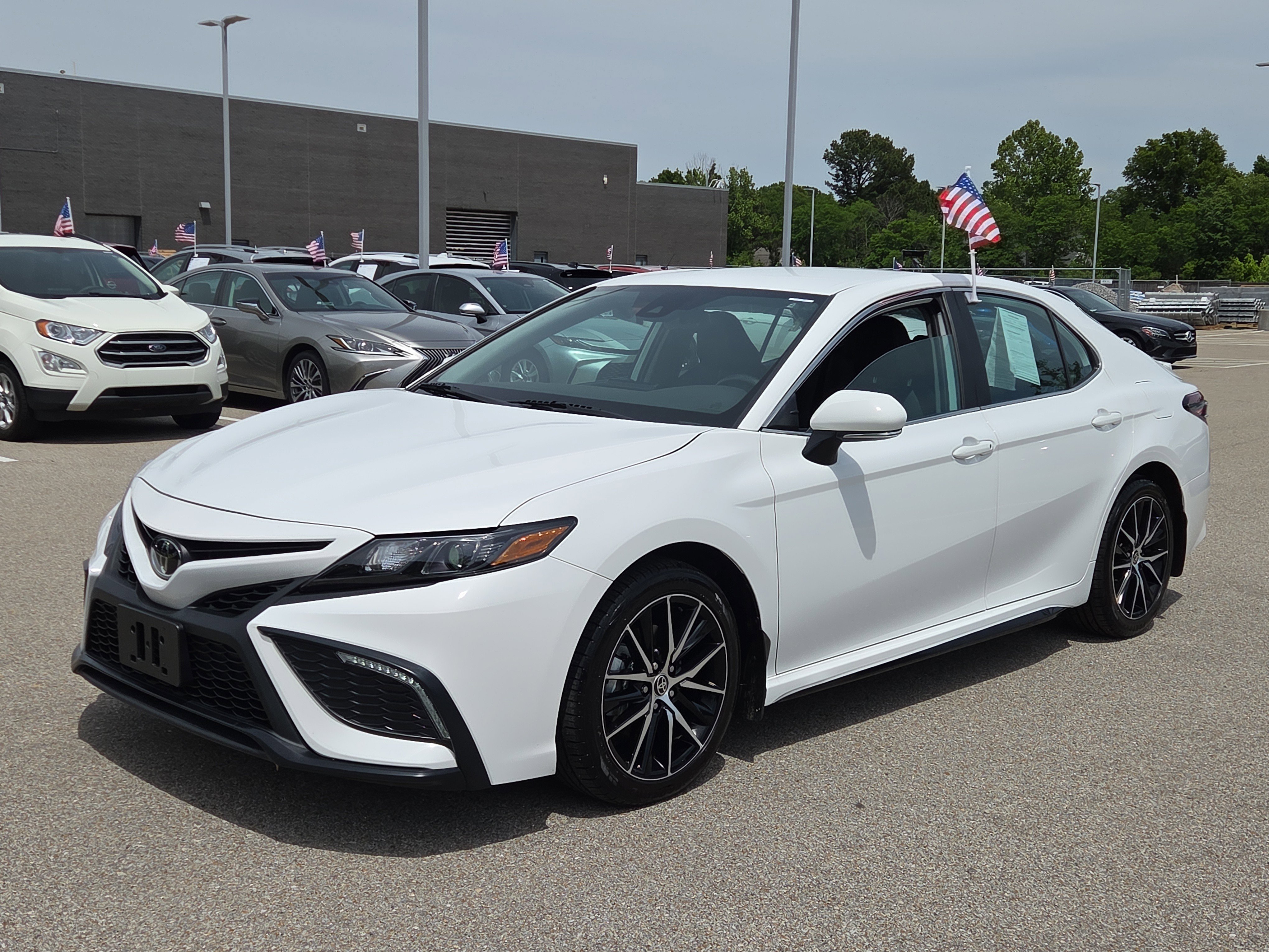 Used 2024 Toyota Camry SE w/ Convenience Package FWD image 7