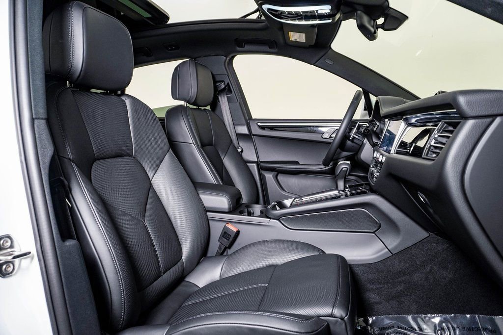 Certified 2025 Porsche Macan AWD/4WD image 14