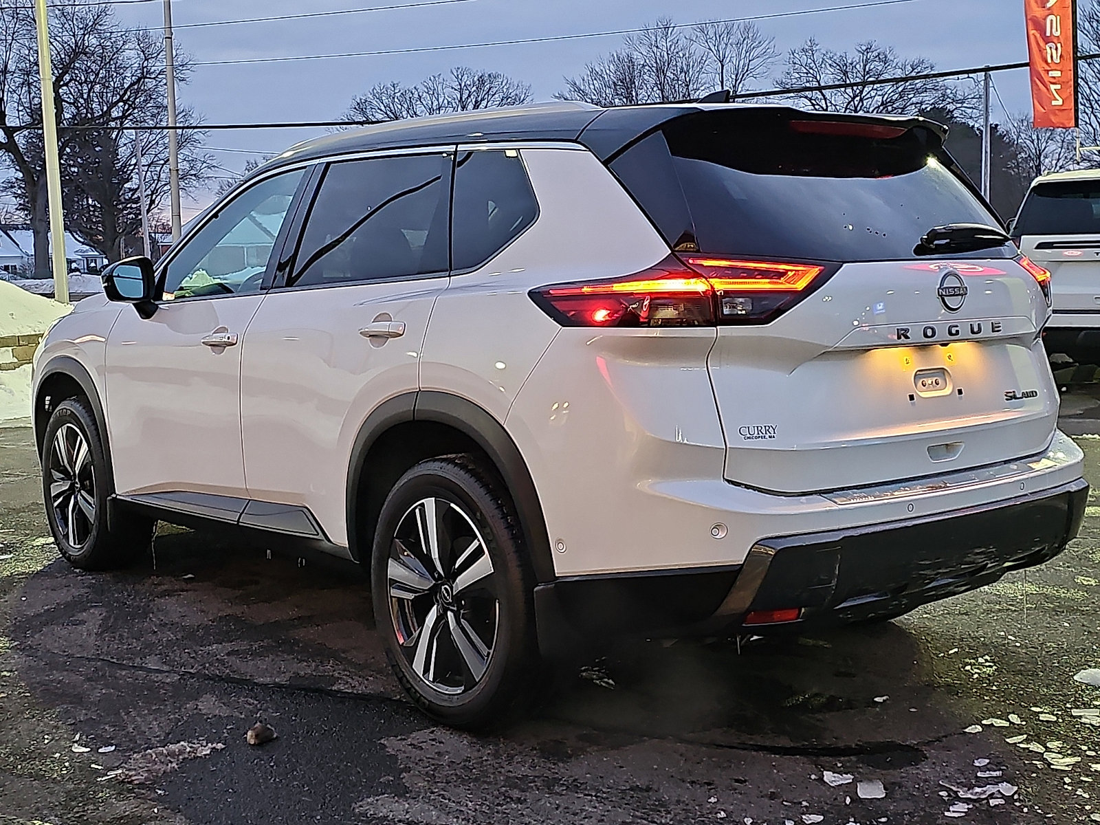 Used 2025 Nissan Rogue SL image 4